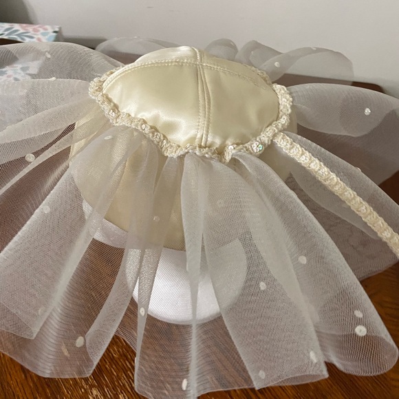 Fancy hat with pearls - Picture 3 of 6